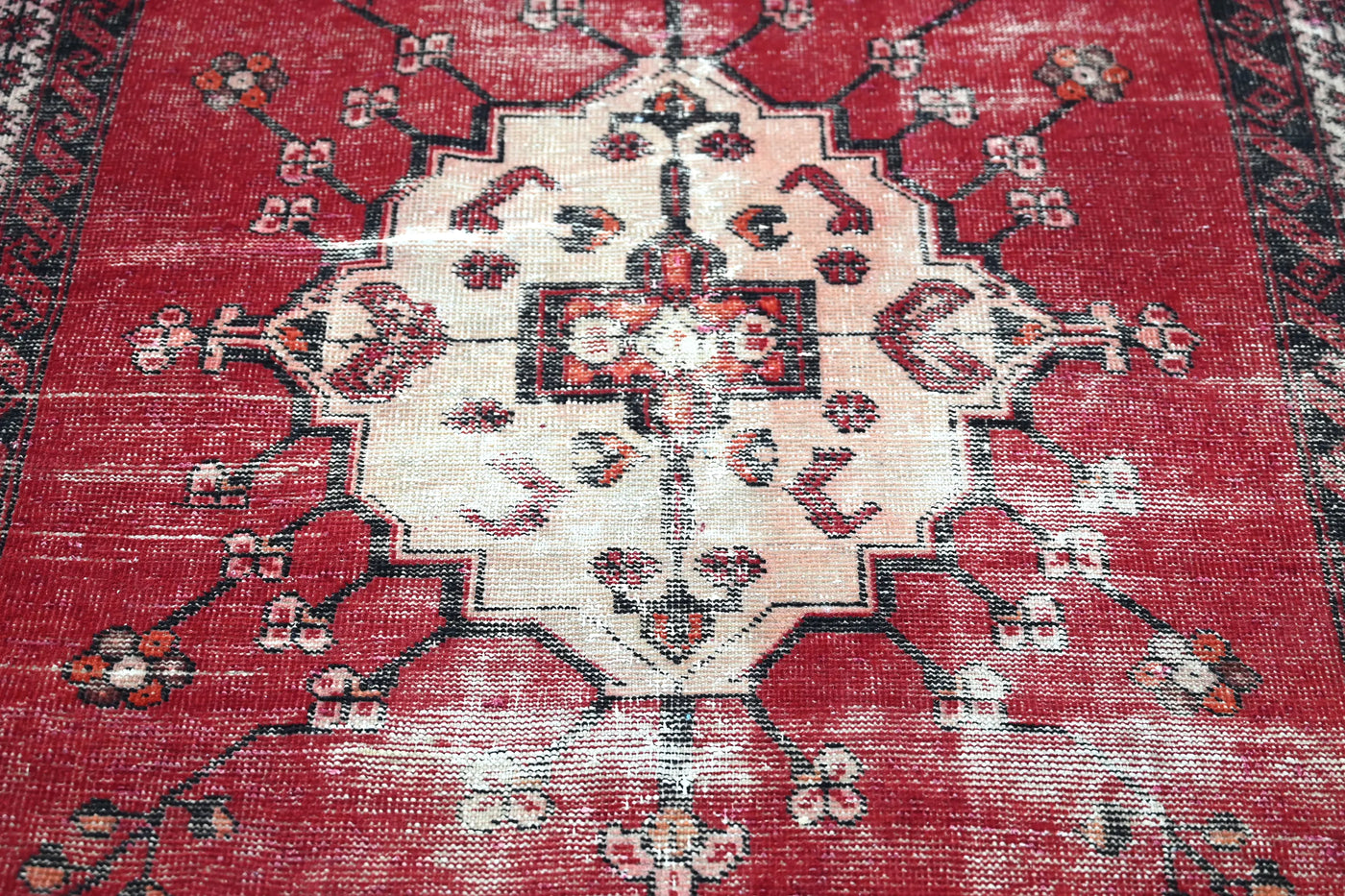 Vintage Lori Rug – Scarlet Medallion