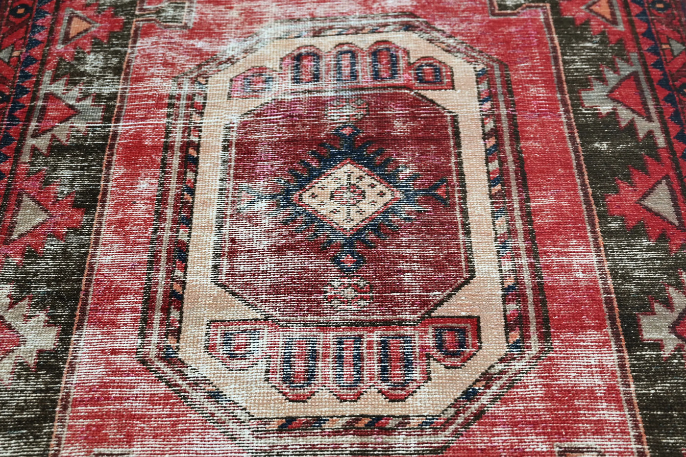 Vintage Shiraz Rug – Crimson Citadel