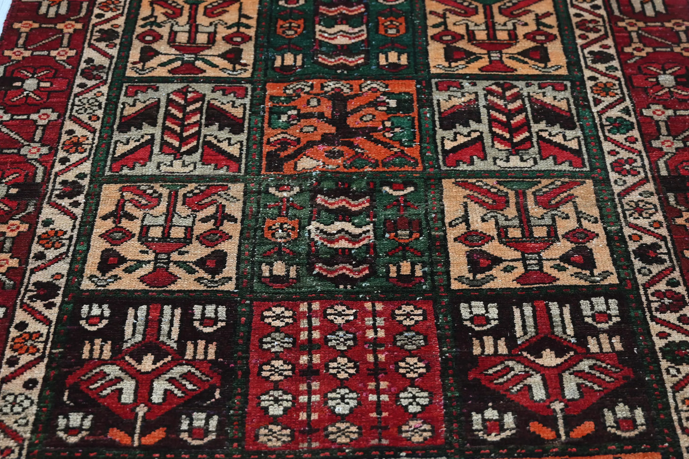 Vintage Bakhtiari Rug – Emerald Khesti