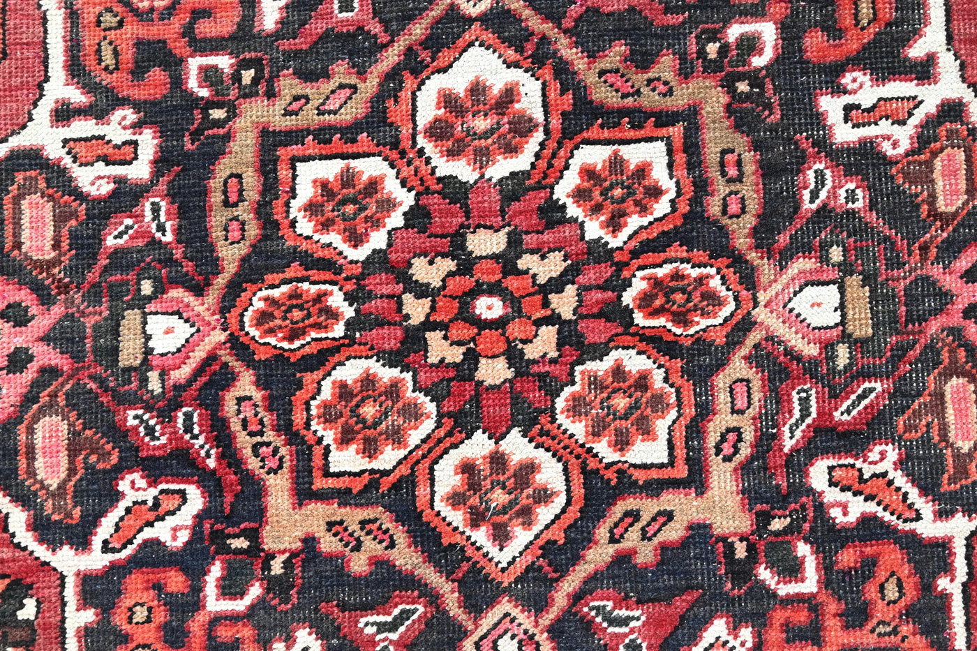 Vintage Shiraz Rug – Crimson Medallion