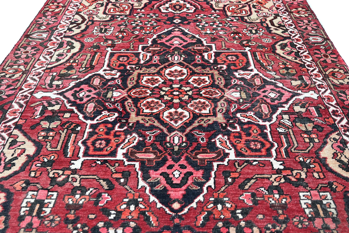 Vintage Shiraz Rug – Crimson Medallion