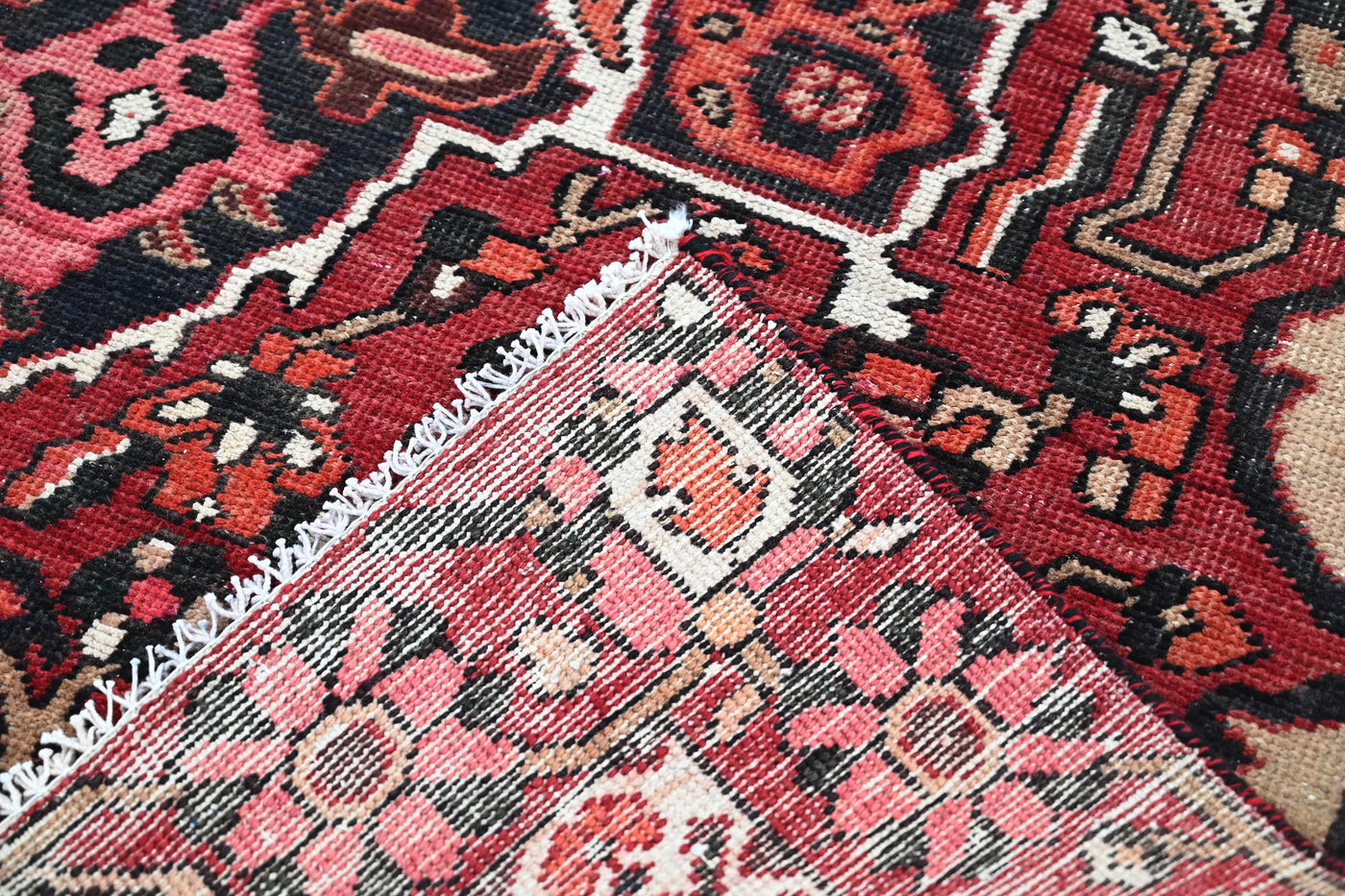 Vintage Shiraz Rug – Crimson Medallion